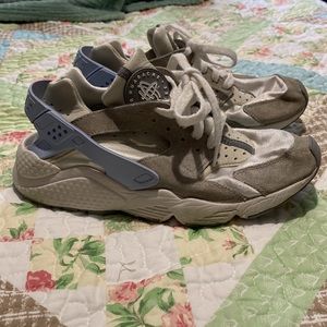 Ladies Nike huarache size 9.5